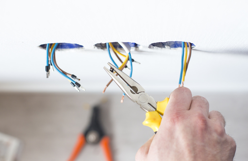 Male hands repair the socket SSUCv3H4sIAAAAAAAEAJ2RTW7EIAyF95V6h4h1IgFJadKrjLoghqbWZMIIyFTVKHcvP0Fi3R3vsx/4mefrS9OQWToE8tE8owoa13V33kqPZguYtifXCr2xKNcIIztShTgv/e60i1ecCKTXS+jN8PSXdy5ZN6WQisERSoS0FXP7nFhBR/tvZz58lihy0Rv8poGrIFavWuYgl9xKrj9e21sd7YFKm0rLXaGpUj4MyDUa+urmu0XAbalsxn9rW28srNzcKrAZnyY5gxEVVhol61kv6EDf+DiygYlJkPINBq6o6llRRccwK/bO+Vc3AoduEMA6Saepo5wDFRPontOwqeMPJujsKA4CAAA=